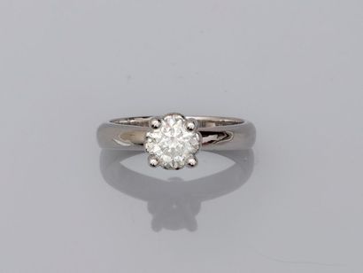 null 18k white gold ring surmounted by a solitaire of about 1ct I/SI1 set on a heart...