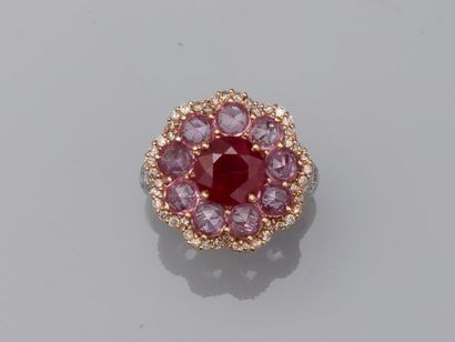 null Flower ring in two 18k gold composed of a round ruby in the center of about...
