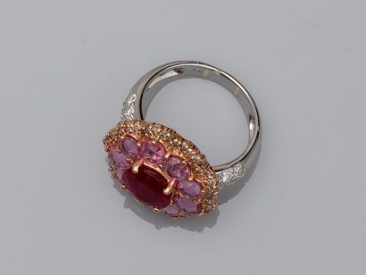 null Flower ring in two 18k gold composed of a round ruby in the center of about...