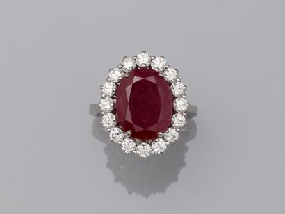 null Pompadour ring in 18k white gold surmounted by an important ruby of about 6,50cts...