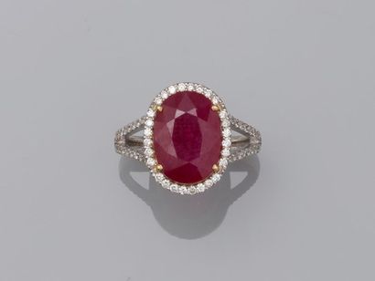 null 18k white gold ring surmounted by a 4.48ct faceted oval heated ruby in a setting...