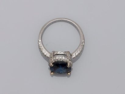 null 18k white gold ring presenting an oval sapphire of about 4cts set in an openwork...