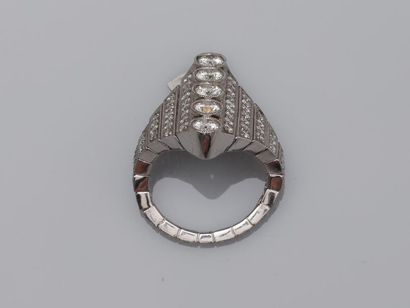 null Flexible Art Deco ring in platinum composed of a central line decorated with...