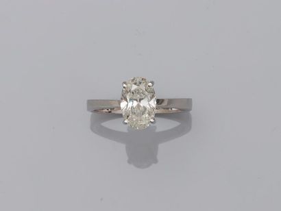 null Ring in 18k white gold surmounted by a 2cts oval solitaire approximately K-L...
