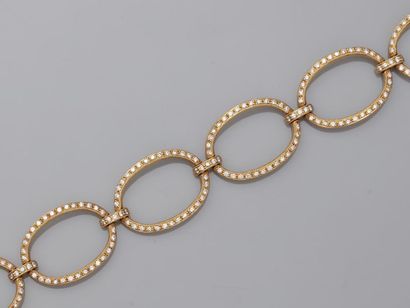 null Bracelet en or jaune 18k composé d'une succession de motifs ovales pavés de...