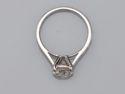 null Ring in 18k white gold surmounted by a brilliant solitaire of 1.71cts J/SI2...