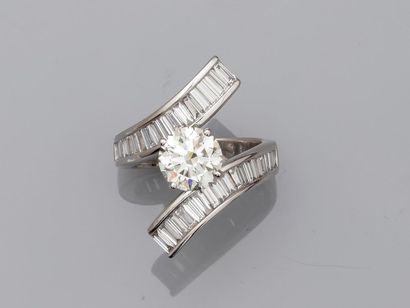 null Crossed ring in 18k white gold surmounted by a diamond of 1.50cts, approximately...