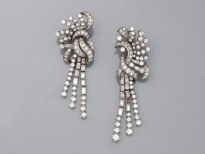 null 
Important pair of platinum earrings with Art Deco scrolls set with diamonds...