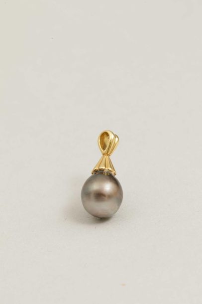null Tahitian pearl pendant - 18k yellow gold setting - PB: 4,28gr - Height: 2,5cm...