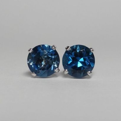 null Pair of 18k white gold earrings topped with "London Blue" blue topaz for about...