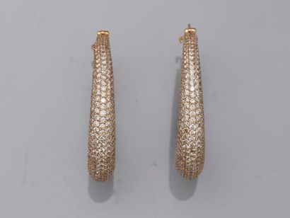null Pair of creoles in 18k yellow gold paved with diamonds - PB: 17,40gr - Diameter...
