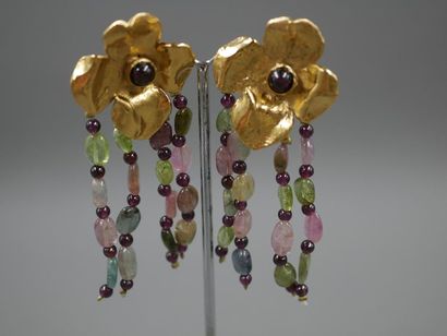 null Robert GOOSSENS - Pair of golden metal clip earrings with flower pattern supporting...