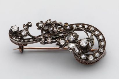 null Brooch with scrolls and flowers in 14k yellow gold and silver surmounted by...