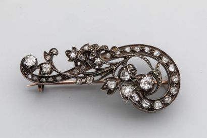 null Brooch with scrolls and flowers in 14k yellow gold and silver surmounted by...