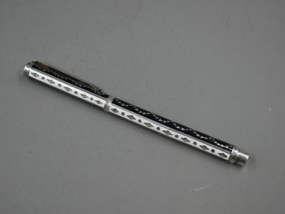 null Silver and enamel ballpoint pen - Finely chiselled silver with a pattern of...