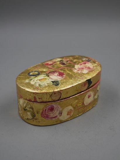 null Lot including : pair of oval boxes in paper maché with flowers decorations on...