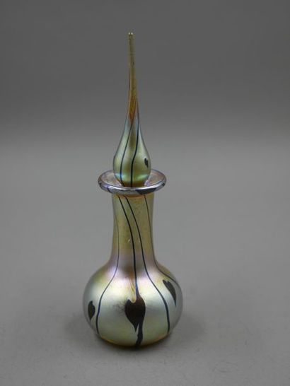null Perfume bottle in iridescent glass with heart decorations - With its ear touch...