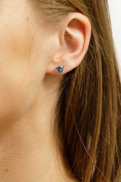 null Pair of 18k white gold Troida earrings set with "London Blue" blue topaz - PB:...