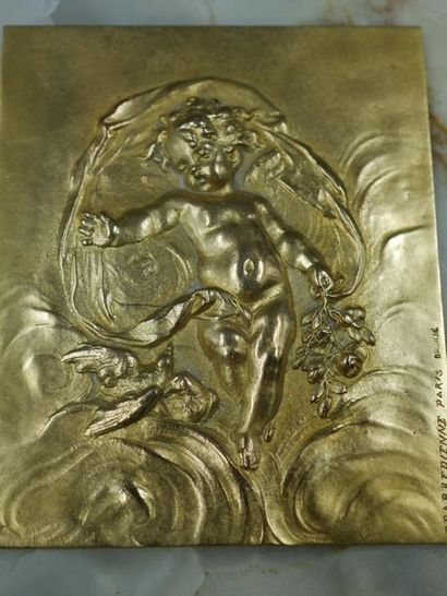 null BARBEDIENNE - Plaque en bronze doré ciselé représentant un putto tenant un bouquet...