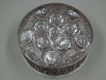 null René LALIQUE (1860-1945) - Paire de boites rondes modèle "Roger" en verre moulé...