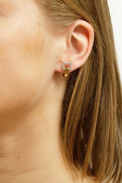 null Boucles d'oreilles Design en or jaune 18k ornées d'un motif carré ajouré pavé...