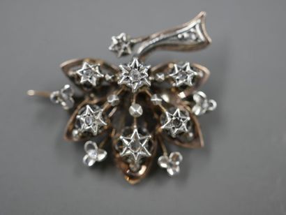 Flower brooch in 18k yellow gold and silver...