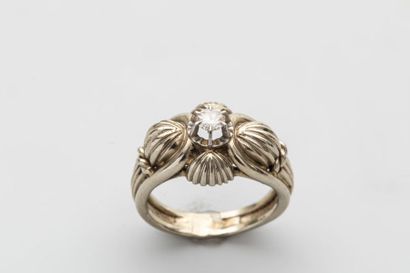 null Silver ring with ribs, surmounted by a brilliant of about 0,15 cts - Period...