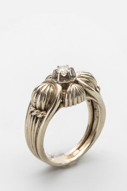 null Silver ring with ribs, surmounted by a brilliant of about 0,15 cts - Period...