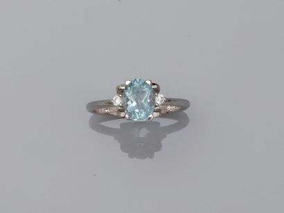 18k white gold ring surmounted by a blue...