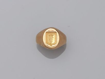 null Child's ring in 18k yellow gold engraved with an armorial shield - PB: 5,70gr...