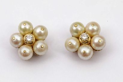 null Flower earrings in 18k yellow gold and cultured pearls centered with a small...