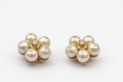 null Flower earrings in 18k yellow gold and cultured pearls centered with a small...