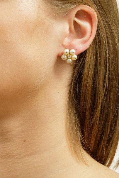 null Boucles d'oreilles fleurs en or jaune 18k et perles de cultures centrées d'un...