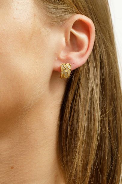 null Paire de boucles d'oreilles modernistes en or jaune 18k serties de petits diamants...