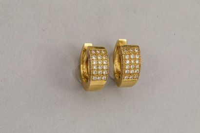 null Paire de petites créoles en or jaune 18k pavées de diamants - PB : 3,80gr