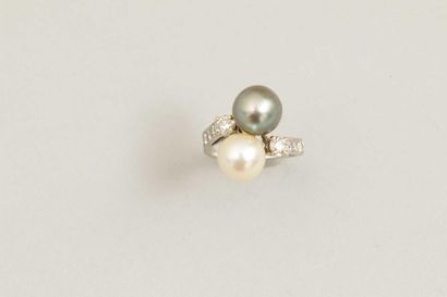 null Ring You and Me in 18k white gold surmounted by a white cultured pearl and a...