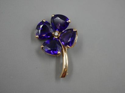 null Brooch in 18k yellow gold representing a violet, amethyst petals centered on...