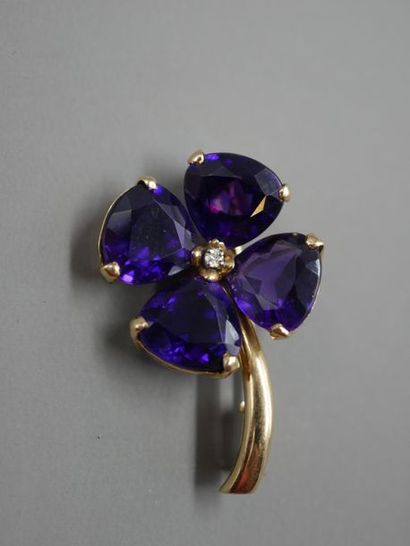 null Broche en or jaune 18k représentant une violette, pétales en améthystes centrée...