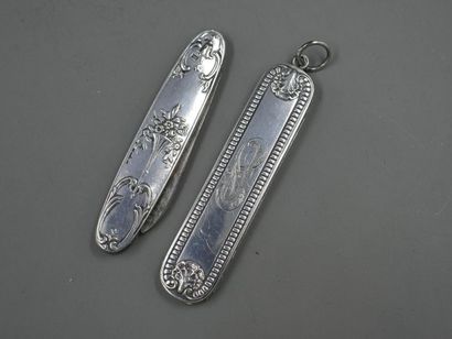 null Set of two chiselled silver retractable blade penknives (one without blade)...