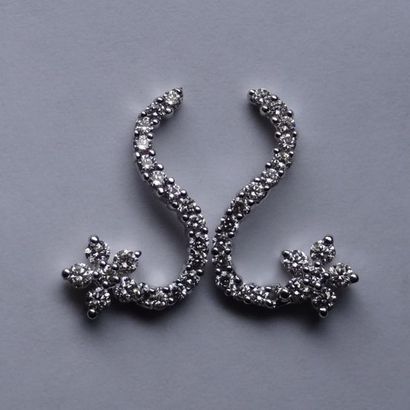 null Pair of 18k white gold earrings with flower motifs underlined by a line paved...