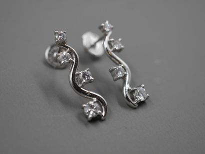 null Pair of earrings in 18k white gold simulating two small branches surmounted...