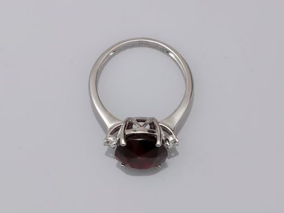 null Bague en or blanc 18k présentant un important grenat rhodolite ovale de 7cts...