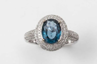 null Ring in 9k white gold surmounted by a spinel of about 2.20 carats surrounded...