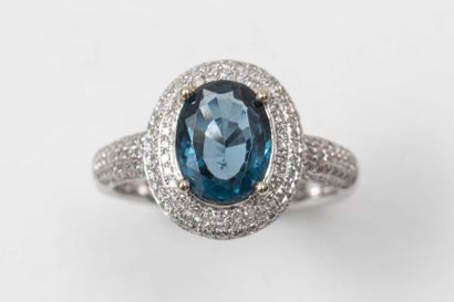null Ring in 9k white gold surmounted by a spinel of about 2.20 carats surrounded...