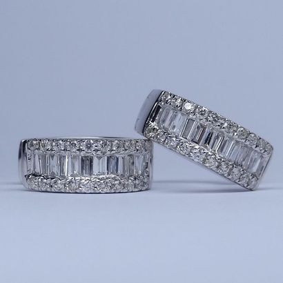 null Pair of small creoles in 18k white gold decorated with a line of baguette-cut...