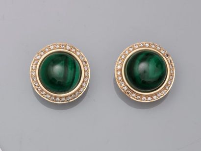null Pair of ear clips in 14k yellow gold surmounted with malachite in cabochon surrounded...