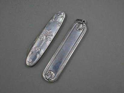 null Set of two chiselled silver retractable blade penknives (one without blade)...