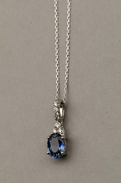null Pendant in 18k white gold surmounted by an oval sapphire of about 1ct surmounted...
