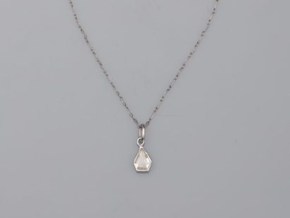 null Pendant drop cut diamond of about 0,40cts supported by a chain with elongated...