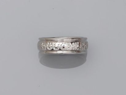 null BOUCHERON - Bague anneau en or blanc 18k portant l'inscription "Boucheron" formée...
